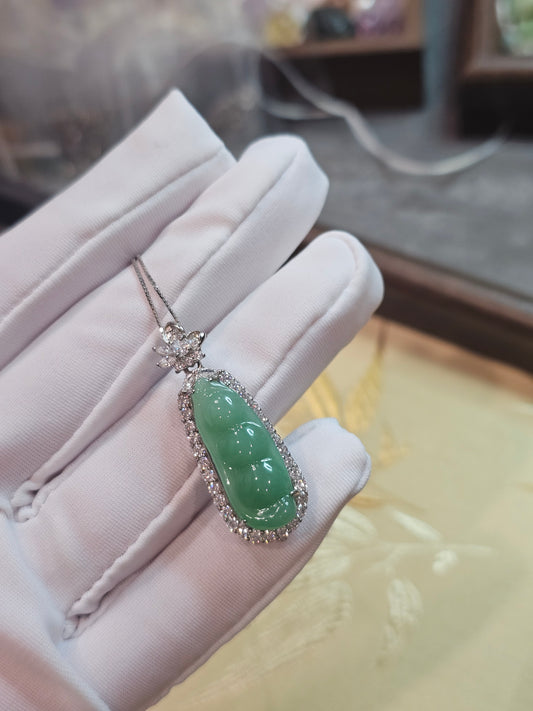 Burmese Jadeite Fortune Bean|Certificate Included
Apple Green · Full Green · Natural Type A Jadeite · Sterling Silver Setting