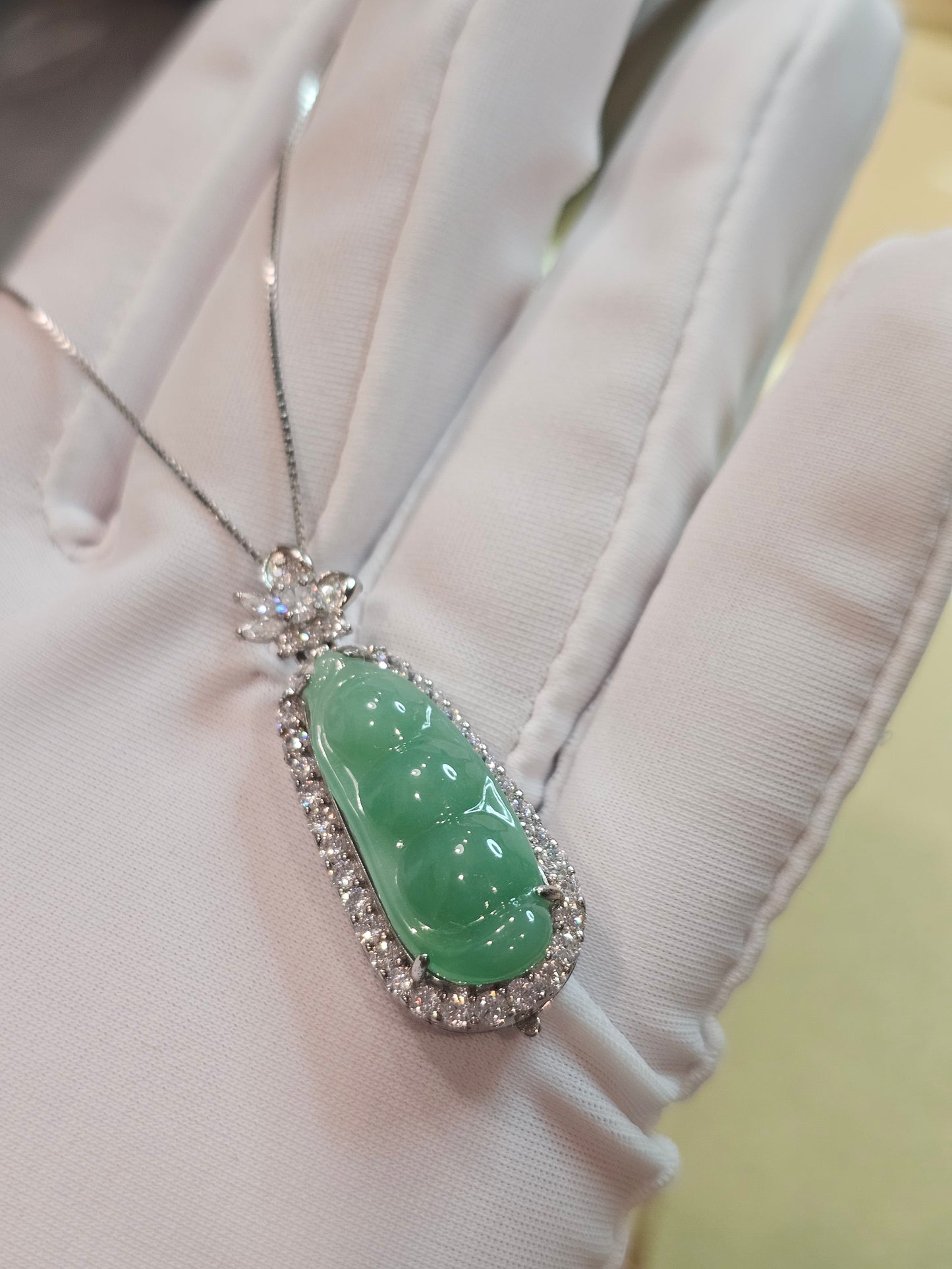 Burmese Jadeite Fortune Bean|Certificate Included
Apple Green · Full Green · Natural Type A Jadeite · Sterling Silver Setting