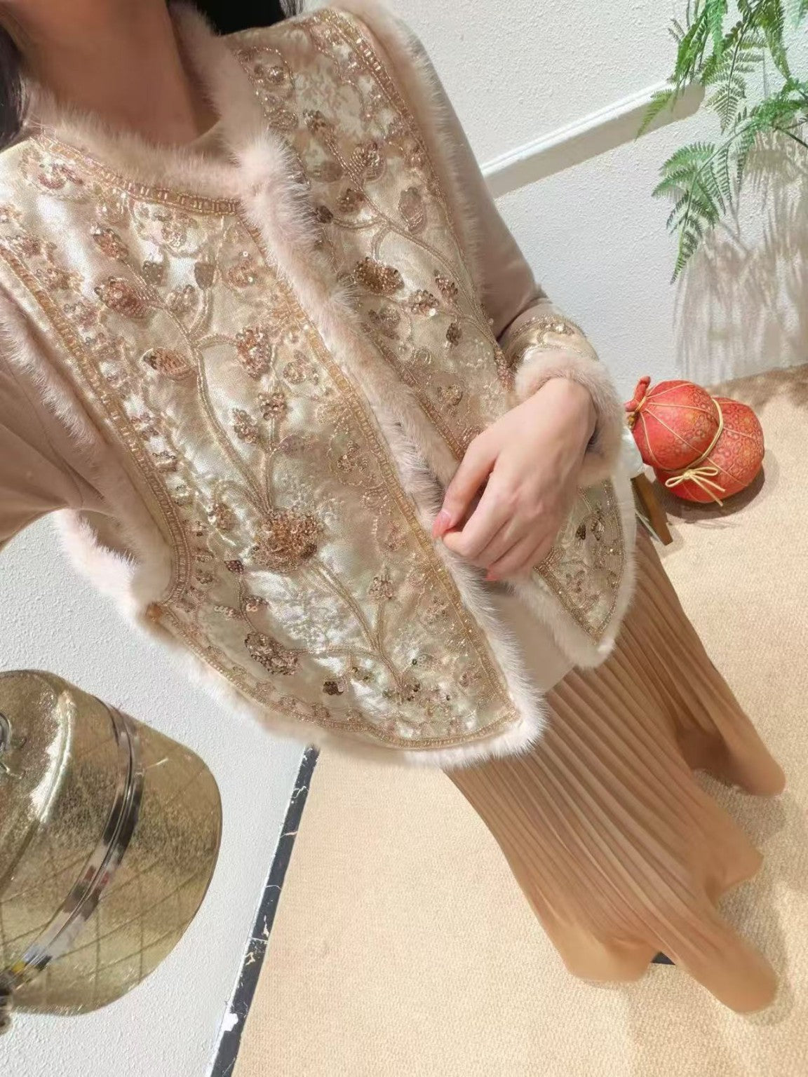 蝶影繁花毛邊刺繡馬甲模特兒穿搭
