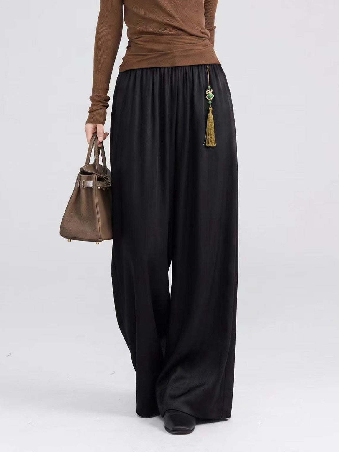 模特兒穿著黑色玉飾流蘇闊腿褲｜Model wearing black jade tassel wide-leg pants