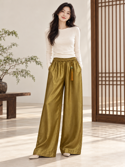 模特兒穿著金色玉飾流蘇闊腿褲｜Model wearing gold jade tassel wide-leg pants