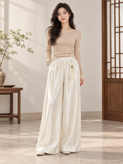 模特兒穿著白色玉飾流蘇闊腿褲｜Model wearing white jade tassel wide-leg pants