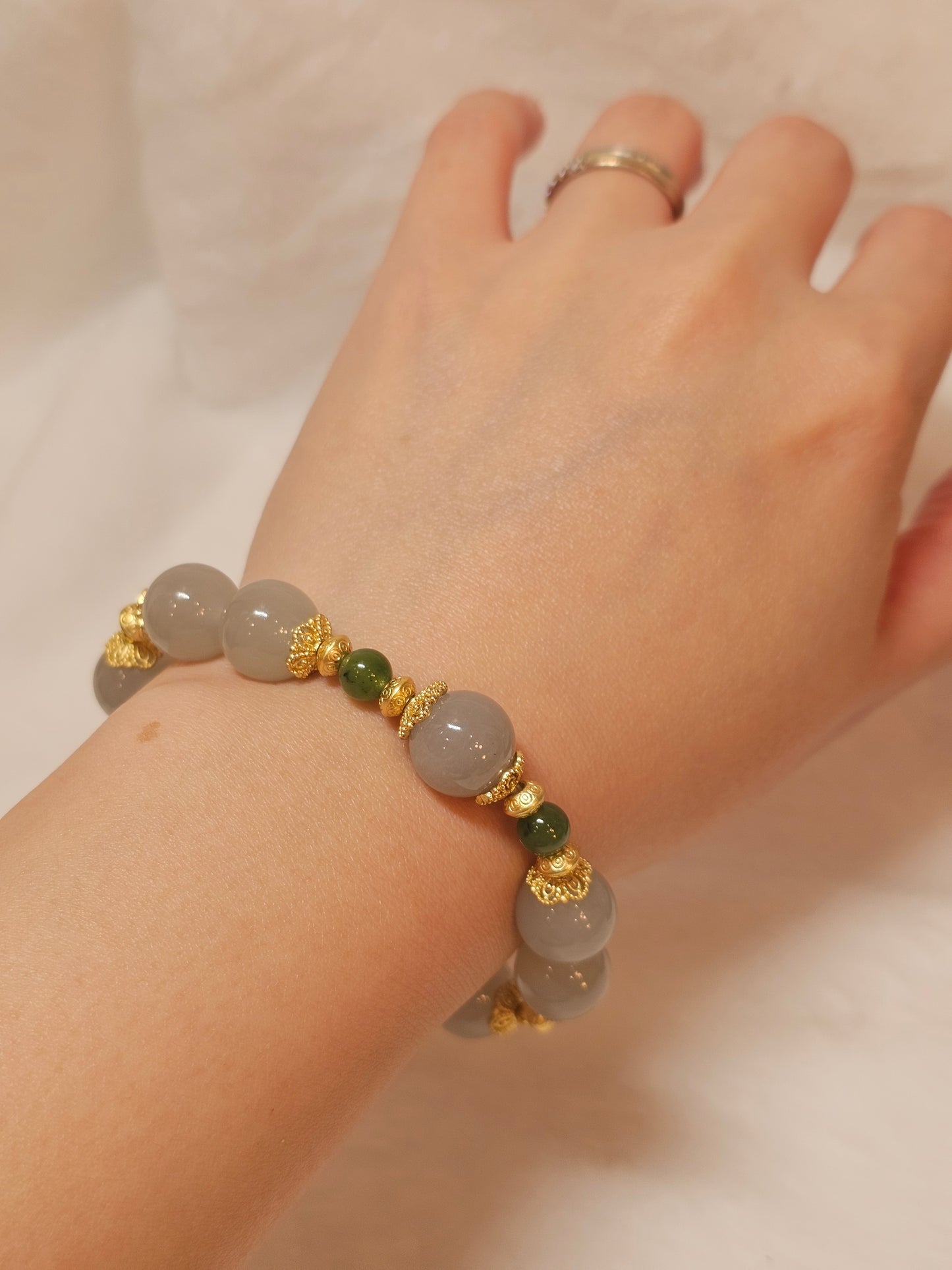 Smoky Lavender Hetian Jade · 12mm