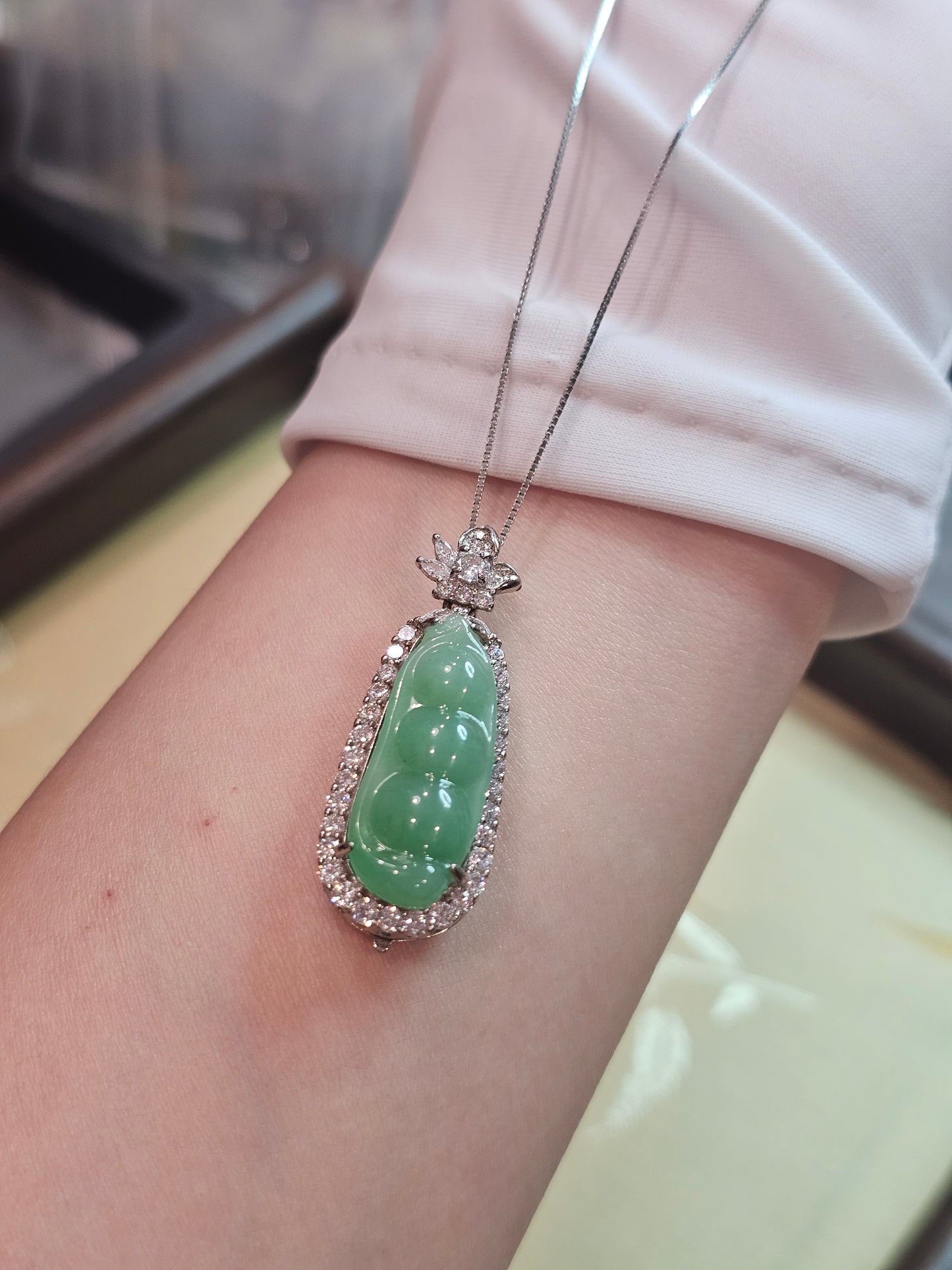 Burmese Jadeite Fortune Bean｜Certificate Included
Apple Green · Full Green · Natural Type A Jadeite · Sterling Silver Setting