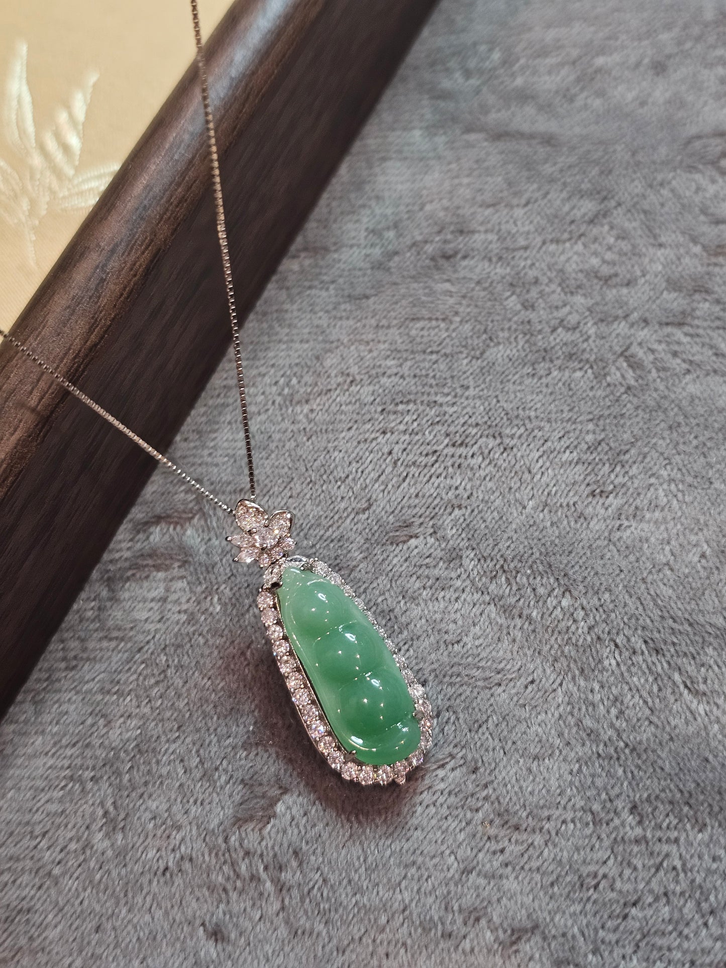 Burmese Jadeite Fortune Bean｜Certificate Included
Apple Green · Full Green · Natural Type A Jadeite · Sterling Silver Setting